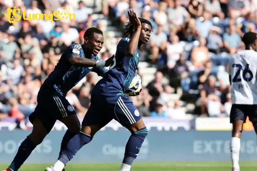 Jeremy Monga trở thành cầu thủ ghi bàn trẻ nhất trong lịch sử Championship (Ảnh: talkSPORT).
