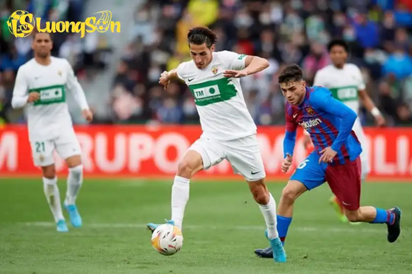 Elche gặp ngọn núi thật sự là Barca. (Ảnh: Internet)